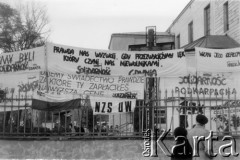 Listopad 1984, Warszawa.
Transparenty na płocie kościoła św. Stanisława Kostki po pogrzebie ks. Jerzego Popiełuszki.
Fot. Marcin Jabłoński, zbiory Ośrodka KARTA