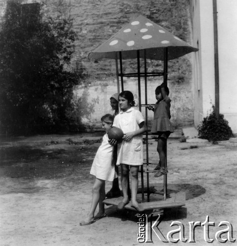 Wrzesień 1971, Lwów, ZSRR.
Dzieci na placu zabaw.
Fot. Marcin Jabłoński, zbiory Ośrodka KARTA