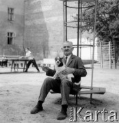 Wrzesień 1971, Lwów, ZSRR.
Starszy pan z pieskiem.
Fot. Marcin Jabłoński, zbiory Ośrodka KARTA