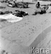 Sierpień 1968, brak miejsca.
Napis z kamyków i muszelek - 