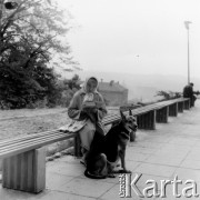 Wrzesień 1971, Lwów, ZSRR.
Staruszka czytająca książkę.
Fot. Marcin Jabłoński, zbiory Ośrodka KARTA