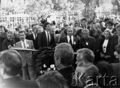 22.05.1987, Warszawa.
Senator Edward Kennedy (pierwszy z prawej) w kościele św. Stanisława Kostki przy grobie ks. Jerzego Popiełuszki.
Fot. Marcin Jabłoński, zbiory Ośrodka KARTA
[uroczystości, religia, opozycja]