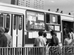 3-5.08.1981, Warszawa.
Strajk MZK, blokada ronda na skrzyżowaniu ul. Marszałkowskiej i Alej Jerozolimskich.
Fot. Marcin Jabłoński, zbiory Ośrodka KARTA
