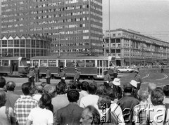 3-5.08.1981, Warszawa.
Strajk MZK, blokada ronda na skrzyżowaniu ul. Marszałkowskiej i Alej Jerozolimskich.
Fot. Marcin Jabłoński, zbiory Ośrodka KARTA
