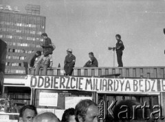 3-5.08.1981, Warszawa.
Strajk MZK, blokada ronda na skrzyżowaniu ul. Marszałkowskiej i Alej Jerozolimskich.
Fot. Marcin Jabłoński, zbiory Ośrodka KARTA