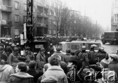 2.12.1981, Warszawa.
Pacyfikacja Wyższej Oficerskiej Szkoły Pożarniczej.
Fot. Marcin Jabłoński, zbiory Ośrodka KARTA