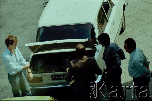 29.05.1979, Warszawa, Polska.
Funkcjonariusze Służby Bezpieczeństwa wynoszą sprzęt fotograficzny i publikacje niezależne, zarekwirowane podczas rewizji w mieszkaniu Marcina Jabłońskiego, współpracującego z opozycją fotografa, kolportera prasy i wydawnictw niezależnych. Fotografia została wykonana z ukrycia, z dachu sąsiednego budynku na ulicy Pogonowskiego na warszawskim Żoliborzu.
Fot. Witold Olszewski, zbiory Ośrodka KARTA (kolekcję przekazali Nina i Eugeniusz Smolarowie z wydawnictwa Aneks)

