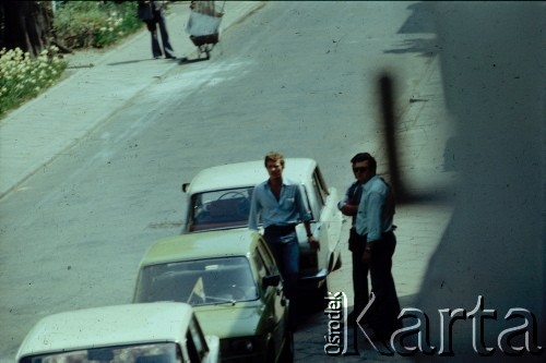 29.05.1979, Warszawa, Polska.
Funkcjonariusze Służby Bezpieczeństwa wynoszą sprzęt fotograficzny i publikacje niezależne, zarekwirowane podczas rewizji w mieszkaniu Marcina Jabłońskiego, współpracującego z opozycją fotografa, kolportera prasy i wydawnictw niezależnych. Fotografia została wykonana z ukrycia, z dachu sąsiednego budynku na ulicy Pogonowskiego na warszawskim Żoliborzu.
Fot. Witold Olszewski, zbiory Ośrodka KARTA (kolekcję przekazali Nina i Eugeniusz Smolarowie z wydawnictwa Aneks)

