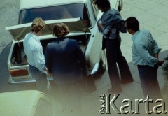 29.05.1979, Warszawa, Polska.
Funkcjonariusze Służby Bezpieczeństwa wynoszą sprzęt fotograficzny i publikacje niezależne, zarekwirowane podczas rewizji w mieszkaniu Marcina Jabłońskiego, współpracującego z opozycją fotografa, kolportera prasy i wydawnictw niezależnych. Fotografia została wykonana z ukrycia, z dachu sąsiednego budynku na ulicy Pogonowskiego na warszawskim Żoliborzu.
Fot. Witold Olszewski, zbiory Ośrodka KARTA (kolekcję przekazali Nina i Eugeniusz Smolarowie z wydawnictwa Aneks)

