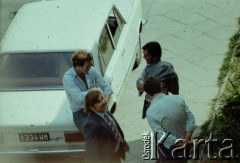 29.05.1979, Warszawa, Polska.
Funkcjonariusze Służby Bezpieczeństwa podczas rewizji w mieszkaniu Marcina Jabłońskiego, współpracującego z opozycją fotografa, kolportera prasy i wydawnictw niezależnych. Fotografia została wykonana z ukrycia, z dachu sąsiednego budynku na ulicy Pogonowskiego na warszawskim Żoliborzu.
Fot. Witold Olszewski, zbiory Ośrodka KARTA (kolekcję przekazali Nina i Eugeniusz Smolarowie z wydawnictwa Aneks)

