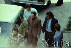 29.05.1979, Warszawa, Polska.
Funkcjonariusze Służby Bezpieczeństwa podczas wyprowadzania zatrzymanego na 48 godzin Marcina  Jabłońskiego (z lewej u dołu), współpracującego z opozycją fotografa, kolportera prasy i wydawnictw niezależnych, po zakończeniu rewizji w jego mieszkaniu i zarekwirowaniu sprzętu fotograficznego oraz publikacji niezależnych. Fotografia została wykonana z ukrycia, z dachu sąsiednego budynku na ulicy Pogonowskiego na warszawskim Żoliborzu.
Fot. Witold Olszewski, zbiory Ośrodka KARTA (kolekcję przekazali Nina i Eugeniusz Smolarowie z wydawnictwa Aneks)

