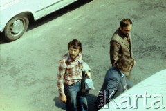 29.05.1979, Warszawa, Polska.
Funkcjonariusze Służby Bezpieczeństwa podczas wyprowadzania zatrzymanego na 48 godzin Marcina  Jabłońskiego (z lewej), współpracującego z opozycją fotografa, kolportera prasy i wydawnictw niezależnych, po zakończeniu rewizji w jego mieszkaniu i zarekwirowaniu sprzętu fotograficznego oraz publikacji niezależnych. Fotografia została wykonana z ukrycia, z dachu sąsiednego budynku na ulicy Pogonowskiego na warszawskim Żoliborzu.
Fot. Witold Olszewski, zbiory Ośrodka KARTA (kolekcję przekazali Nina i Eugeniusz Smolarowie z wydawnictwa Aneks)

