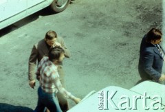 29.05.1979, Warszawa, Polska.
Funkcjonariusze Służby Bezpieczeństwa podczas wyprowadzania zatrzymanego na 48 godzin Marcina  Jabłońskiego (w kraciastej koszuli), współpracującego z opozycją fotografa, kolportera prasy i wydawnictw niezależnych, po zakończeniu rewizji w jego mieszkaniu i zarekwirowaniu sprzętu fotograficznego oraz publikacji niezależnych. Fotografia została wykonana z ukrycia, z dachu sąsiednego budynku na ulicy Pogonowskiego na warszawskim Żoliborzu.
Fot. Witold Olszewski, zbiory Ośrodka KARTA (kolekcję przekazali Nina i Eugeniusz Smolarowie z wydawnictwa Aneks)

