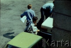 29.05.1979, Warszawa, Polska.
Funkcjonariusze Służby Bezpieczeństwa wynoszą sprzęt fotograficzny i publikacje niezależne, zarekwirowane podczas rewizji w mieszkaniu Marcina Jabłońskiego, współpracującego z opozycją fotografa, kolportera prasy i wydawnictw niezależnych. Fotografia została wykonana z ukrycia, z dachu sąsiednego budynku na ulicy Pogonowskiego na warszawskim Żoliborzu.
Fot. Witold Olszewski, zbiory Ośrodka KARTA (kolekcję przekazali Nina i Eugeniusz Smolarowie z wydawnictwa Aneks)

