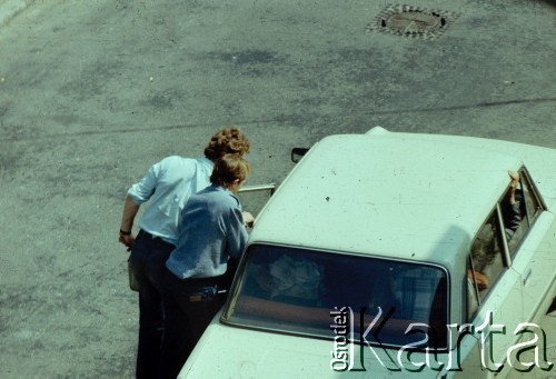 29.05.1979, Warszawa, Polska.
Funkcjonariusze Służby Bezpieczeństwa odjeżdżają po zakończeniu rewizji w mieszkaniu Marcina Jabłońskiego, współpracującego z opozycją fotografa, kolportera prasy i wydawnictw niezależnych. Fotografia została wykonana z ukrycia, z dachu sąsiednego budynku na ulicy Pogonowskiego na warszawskim Żoliborzu.
Fot. Witold Olszewski, zbiory Ośrodka KARTA (kolekcję przekazali Nina i Eugeniusz Smolarowie z wydawnictwa Aneks)

