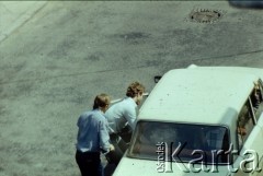 29.05.1979, Warszawa, Polska.
Funkcjonariusze Służby Bezpieczeństwa podczas wynoszenia sprzętu zarekwirowanego podczas rewizji w mieszkaniu Marcina Jabłońskiego, współpracującego z opozycją, kolportera prasy i wydawnictw niezależnych. Fotografia została wykonana z ukrycia, z dachu sąsiednego budynku na ulicy Pogonowskiego na warszawskim Żoliborzu.
Fot. Witold Olszewski, zbiory Ośrodka KARTA (kolekcję przekazali Nina i Eugeniusz Smolarowie z wydawnictwa Aneks)


