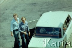 29.05.1979, Warszawa, Polska.
Funkcjonariusze Służby Bezpieczeństwa odjeżdżają po zakończeniu rewizji w mieszkaniu Marcina Jabłońskiego, współpracującego z opozycją fotografa, kolportera prasy i wydawnictw niezależnych. Fotografia została wykonana z ukrycia, z dachu sąsiednego budynku na ulicy Pogonowskiego na warszawskim Żoliborzu.
Fot. Witold Olszewski, zbiory Ośrodka KARTA (kolekcję przekazali Nina i Eugeniusz Smolarowie z wydawnictwa Aneks)

