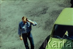 29.05.1979, Warszawa, Polska.
Funkcjonariusze Służby Bezpieczeństwa odjeżdżają po zakończeniu rewizji w mieszkaniu Marcina Jabłońskiego, współpracującego z opozycją fotografa, kolportera prasy i wydawnictw niezależnych. Fotografia została wykonana z ukrycia, z dachu sąsiednego budynku na ulicy Pogonowskiego na warszawskim Żoliborzu.
Fot. Witold Olszewski, zbiory Ośrodka KARTA (kolekcję przekazali Nina i Eugeniusz Smolarowie z wydawnictwa Aneks)

