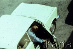 29.05.1979, Warszawa, Polska.
Funkcjonariusze Służby Bezpieczeństwa odjeżdżają po zakończeniu rewizji w mieszkaniu Marcina Jabłońskiego, współpracującego z opozycją fotografa, kolportera prasy i wydawnictw niezależnych. Fotografia została wykonana z ukrycia, z dachu sąsiednego budynku na ulicy Pogonowskiego na warszawskim Żoliborzu.
Fot. Witold Olszewski, zbiory Ośrodka KARTA (kolekcję przekazali Nina i Eugeniusz Smolarowie z wydawnictwa Aneks)

