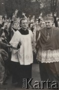 Przed 1984, Warszawa, Polska.
Uroczystość Bożego Ciała - procesja. Ksiądz Jerzy Popiełuszko i biskup Zbigniew Kraszewski, sufragan warszawski.
Fot. Marcin Jabłoński, zbiory Ośrodka KARTA, kolekcję zdjęć przekazał Marcin Jabłoński.