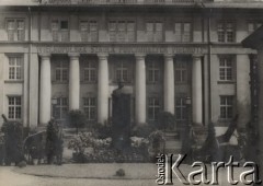 Po 18.05.1935, Bydgoszcz, Polska.
Wejście do Wielkopolskiej Szkoły Podchorążych Piechoty. Warta przed pomnikiem Marszałka Józefa Piłsudskiego. Napis w albumie pod zdjęciem: 