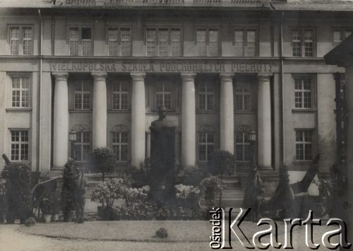 Po 18.05.1935, Bydgoszcz, Polska.
Wejście do Wielkopolskiej Szkoły Podchorążych Piechoty. Warta przed pomnikiem Marszałka Józefa Piłsudskiego. Napis w albumie pod zdjęciem: 