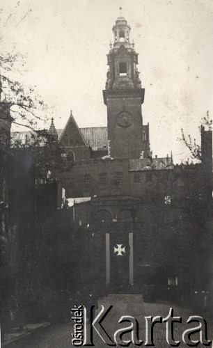 18.05.1935, Kraków, Polska.
Pogrzeb Marszałka Józefa Piłsudskiego, ulica udekorowana kirami i krzyżem Virtuti Militari. Napis w albumie pod zdjęciem: 