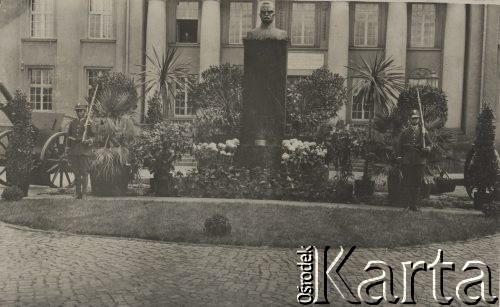 Po 18.05.1935, Bydgoszcz, Polska.
Wejście do Wielkopolskiej Szkoły Podchorążych Piechoty. Warta przed pomnikiem Marszałka Józefa Piłsudskiego. Napis w albumie pod zdjęciem: 