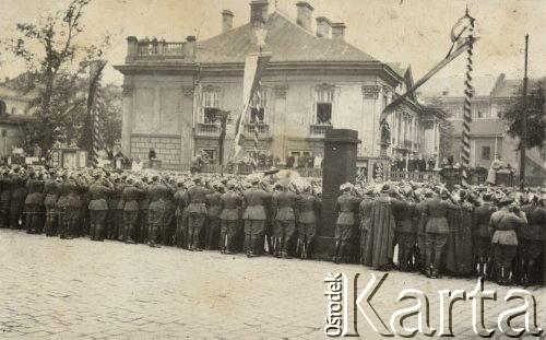 18.05.1935, Kraków, Polska.
Pogrzeb Marszałka Józefa Piłsudskiego, żołnierze oczekujący na przyjazd pociągu z trumną Marszałka. Napis w albumie pod zdjęciem: 