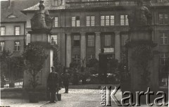 Po 18.05.1935, Bydgoszcz, Polska.
Wejście do Wielkopolskiej Szkoły Podchorążych Piechoty. Warta przed pomnikiem Marszałka Józefa Piłsudskiego. Napis w albumie pod zdjęciem: 