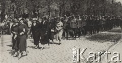 Po 12.05.1935, Bydgoszcz, Polska.
Defilada społeczeństwa bydgoskiego przed pomnikiem Marszałka Józefa Piłsudskiego. Wśród uczesników - ludność cywilna i żołnierze Wojska Polskiego.
Fot. NN, zbiory Ośrodka KARTA, kolekcję zdjęć przekazał Marcin Jabłoński.