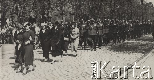 Po 12.05.1935, Bydgoszcz, Polska.
Defilada społeczeństwa bydgoskiego przed pomnikiem Marszałka Józefa Piłsudskiego. Wśród uczesników - ludność cywilna i żołnierze Wojska Polskiego.
Fot. NN, zbiory Ośrodka KARTA, kolekcję zdjęć przekazał Marcin Jabłoński.