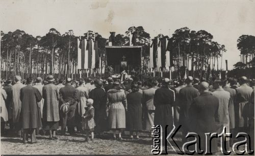 Po 12.05.1935, Polska.
Msza żałobna po śmierci Marszałka Józefa Piłsudskiego. Uczestnicy nabożeństwa, w oddali widoczny jest ołtarz polowy otoczony flagami państwowymi oraz kirami.
Fot. NN, zbiory Ośrodka KARTA, kolekcję zdjęć przekazał Marcin Jabłoński.