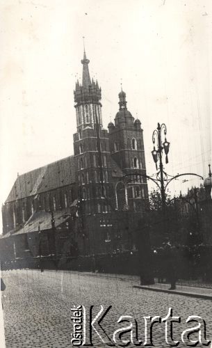 Po 12.05.1935, Kraków, Polska.
Żałoba narodowa po śmierci Marszałka Józefa Piłsudskiego. Widok m.in. na latarnię uliczną oraz Kościół Mariacki.
Fot. NN, zbiory Ośrodka KARTA, kolekcję zdjęć przekazał Marcin Jabłoński.