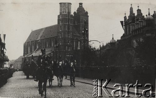 18.05.1935, Kraków, Polska.
Pogrzeb Marszałka Józefa Piłsudskiego. Kondukt pogrzebowy przejeżdża ulicą udekorowaną kirami. Ceremonię obserwują żołnierze Wojska Polskiego. W tle widoczny jest Kościół Mariacki.
Fot. NN, zbiory Ośrodka KARTA, kolekcję zdjęć przekazał Marcin Jabłoński.