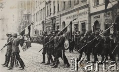 18.05.1935, Kraków, Polska.
Pogrzeb Marszałka Józefa Piłsudskiego - poczet sztandarowy Szkół Podchorążych w kondukcie pogrzebowym. W tle widoczna jest zabudowa krakowskiej ulicy oraz fragment Kościoła Mariackiego.
Fot. NN, zbiory Ośrodka KARTA, kolekcję zdjęć przekazał Marcin Jabłoński.