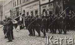 18.05.1935, Kraków, Polska.
Pogrzeb Marszałka Józefa Piłsudskiego - poczty z chorągwiami wojskowymi w kondukcie pogrzebowym. W tle widoczna jest zabudowa krakowskiej ulicy.
Fot. NN, zbiory Ośrodka KARTA, kolekcję zdjęć przekazał Marcin Jabłoński.