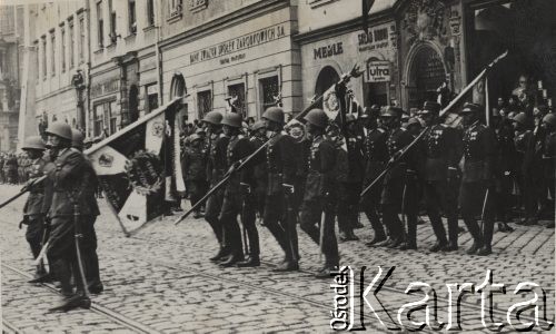 18.05.1935, Kraków, Polska.
Pogrzeb Marszałka Józefa Piłsudskiego - poczty z chorągwiami wojskowymi w kondukcie pogrzebowym. W tle widoczna jest zabudowa krakowskiej ulicy.
Fot. NN, zbiory Ośrodka KARTA, kolekcję zdjęć przekazał Marcin Jabłoński.