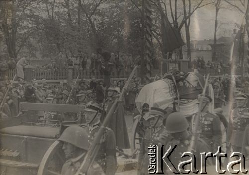 18.05.1935, Kraków, Polska.
Pogrzeb Marszałka Józefa Piłsudskiego - kondukt pogrzebowy. Na trumnie nakrytej chorągwią w barwach narodowych znajdują się maciejówka i buława marszałkowska. Na drugim planie - ludność cywilna obserwująca uroczystość.
Fot. NN, zbiory Ośrodka KARTA, kolekcję zdjęć przekazał Marcin Jabłoński.