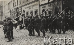 18.05.1935, Kraków, Polska.
Pogrzeb Marszałka Józefa Piłsudskiego - poczty z chorągwiami wojskowymi w kondukcie pogrzebowym. W tle widoczna jest zabudowa krakowskiej ulicy.
Fot. NN, zbiory Ośrodka KARTA, kolekcję zdjęć przekazał Marcin Jabłoński.