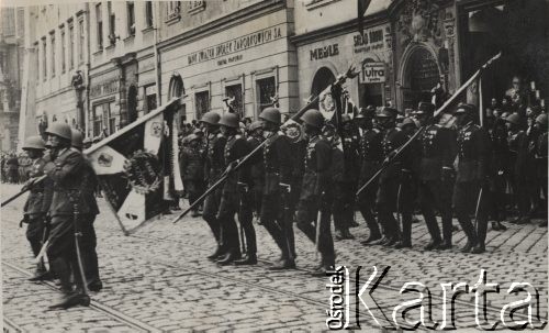 18.05.1935, Kraków, Polska.
Pogrzeb Marszałka Józefa Piłsudskiego - poczty z chorągwiami wojskowymi w kondukcie pogrzebowym. W tle widoczna jest zabudowa krakowskiej ulicy.
Fot. NN, zbiory Ośrodka KARTA, kolekcję zdjęć przekazał Marcin Jabłoński.