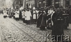 18.05.1935, Kraków, Polska.
Pogrzeb Marszałka Józefa Piłsudskiego - duchownieństwo idące w kondukcie pogrzebowym. Na pierwszym planie - duchowny Kościoła Greckokatolickiego.
Fot. NN, zbiory Ośrodka KARTA, kolekcję zdjęć przekazał Marcin Jabłoński.