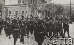 18.05.1935, Kraków, Polska.
Pogrzeb Marszałka Józefa Piłsudskiego - generalicja maszerująca w kondukcie pogrzebowym. W tle - budynek udekorowany flagami państwowymi oraz kirami. 
Fot. NN, zbiory Ośrodka KARTA, kolekcję zdjęć przekazał Marcin Jabłoński.