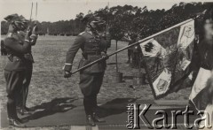 18.05.1935, Kraków, Polska.
Pogrzeb Marszałka Józefa Piłsudskiego - poczet chorągwi Bydgoskiej Szkoły Podchorążych stoi przed trumną zmarłego. Żołnierze salutują trumnę szablami. 
Fot. NN, zbiory Ośrodka KARTA, kolekcję zdjęć przekazał Marcin Jabłoński.