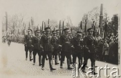 18.05.1935, Kraków, Polska.
Pogrzeb Marszałka Józefa Piłsudskiego - reprezentacja policji maszerująca w kondukcie pogrzebowym. W tle - żołnierze i ludność cywilna trzymająca flagi z kirami. 
Fot. NN, zbiory Ośrodka KARTA, kolekcję zdjęć przekazał Marcin Jabłoński.
