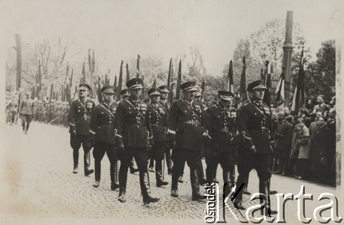 18.05.1935, Kraków, Polska.
Pogrzeb Marszałka Józefa Piłsudskiego - reprezentacja policji maszerująca w kondukcie pogrzebowym. W tle - żołnierze i ludność cywilna trzymająca flagi z kirami. 
Fot. NN, zbiory Ośrodka KARTA, kolekcję zdjęć przekazał Marcin Jabłoński.
