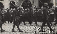 18.05.1935, Kraków, Polska.
Pogrzeb Marszałka Józefa Piłsudskiego. Rodzina zmarłego maszeruje w kondukcie pogrzebowym przechodzącym przez Pasaż Bielaka. W tle - żołnierze oraz ludność cywilna obserwująca uroczystość.
Fot. NN, zbiory Ośrodka KARTA, kolekcję zdjęć przekazał Marcin Jabłoński.
