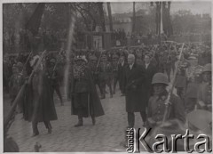 18.05.1935, Kraków, Polska.
Pogrzeb Marszałka Józefa Poniatowskiego. Kondukt pogrzebowy - prezydent Ignacy Mościcki w asyście wojskowej. W tle - ludność cywilna obserwująca uroczystość. 
Fot. NN, zbiory Ośrodka KARTA, kolekcję zdjęć przekazał Marcin Jabłoński.
