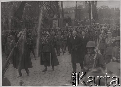 18.05.1935, Kraków, Polska.
Pogrzeb Marszałka Józefa Poniatowskiego. Kondukt pogrzebowy - prezydent Ignacy Mościcki w asyście wojskowej. W tle - ludność cywilna obserwująca uroczystość. 
Fot. NN, zbiory Ośrodka KARTA, kolekcję zdjęć przekazał Marcin Jabłoński.
