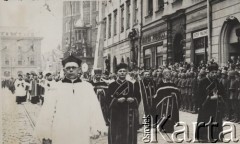 18.05.1935, Kraków, Polska.
Pogrzeb Marszałka Józefa Piłsudskiego - przedstawiciele duchowieństwa idący w kondukcie pogrzebowym. W tle widoczny jest fragment Kościoła Mariackiego. 
Fot. NN, zbiory Ośrodka KARTA, kolekcję zdjęć przekazał Marcin Jabłoński.